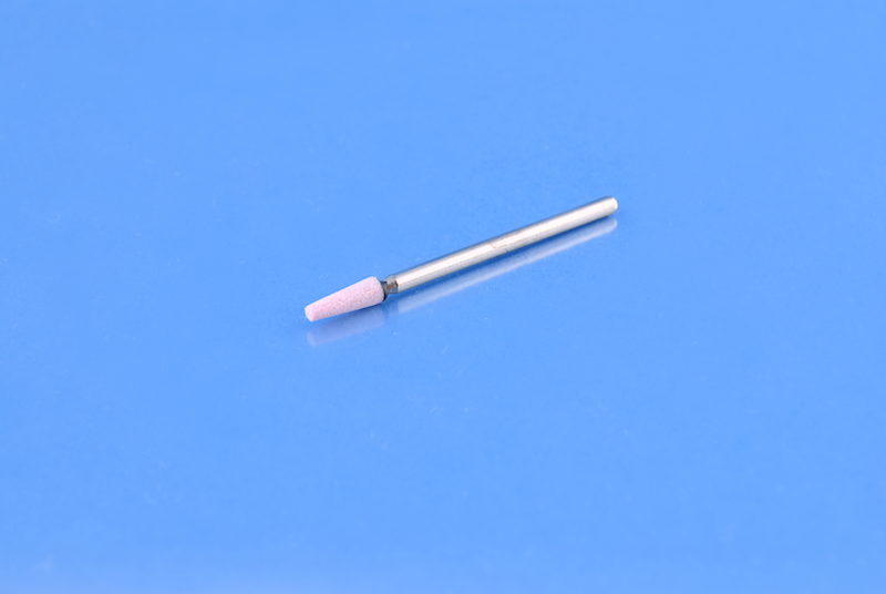 KAM R/09 Kamień różowy stożek ścięty drobny do metalu 4x9 mm