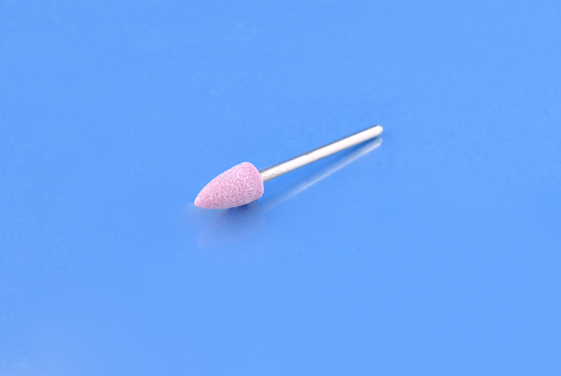 KAM R/08 Kamień różowy stożek mały drobnoziarnisty do metalu 6x12 mm