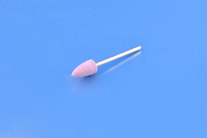 KAM R/08 Kamień różowy stożek mały drobnoziarnisty do metalu 6x12 mm